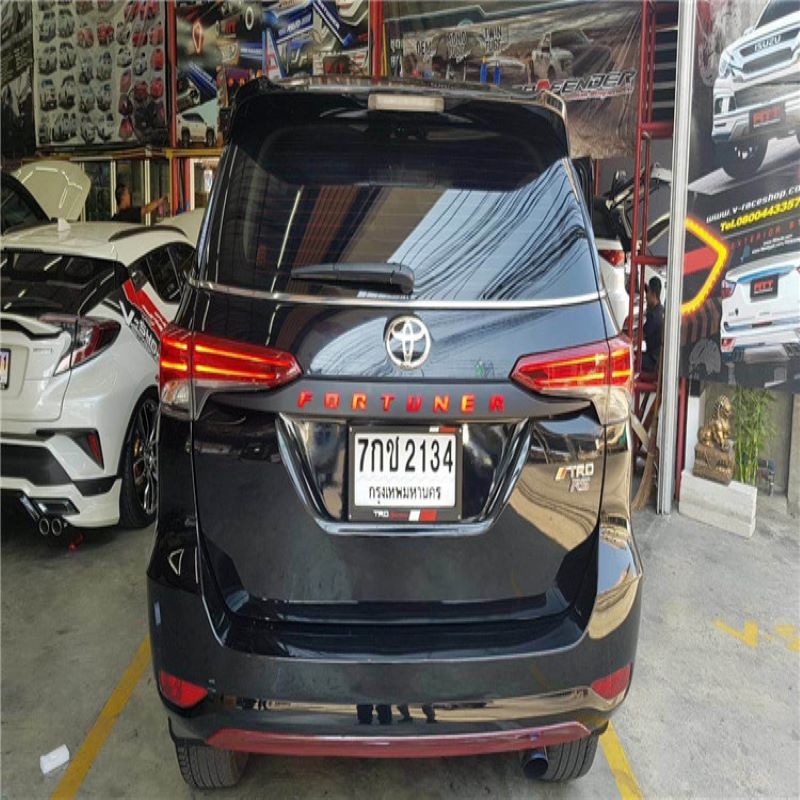 A Toyota Fortunerhez csomagolva fényszóró körettel, a Toyota Fortunerhez féklámpa